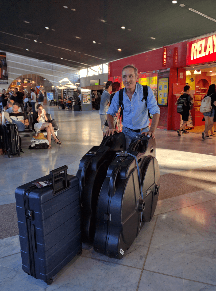 今回の私たちの荷物は、シーコンのハードケース、エアロテック2つと、中サイズのスーツケース1つ。easyJetだと自転車は往復で£80。
