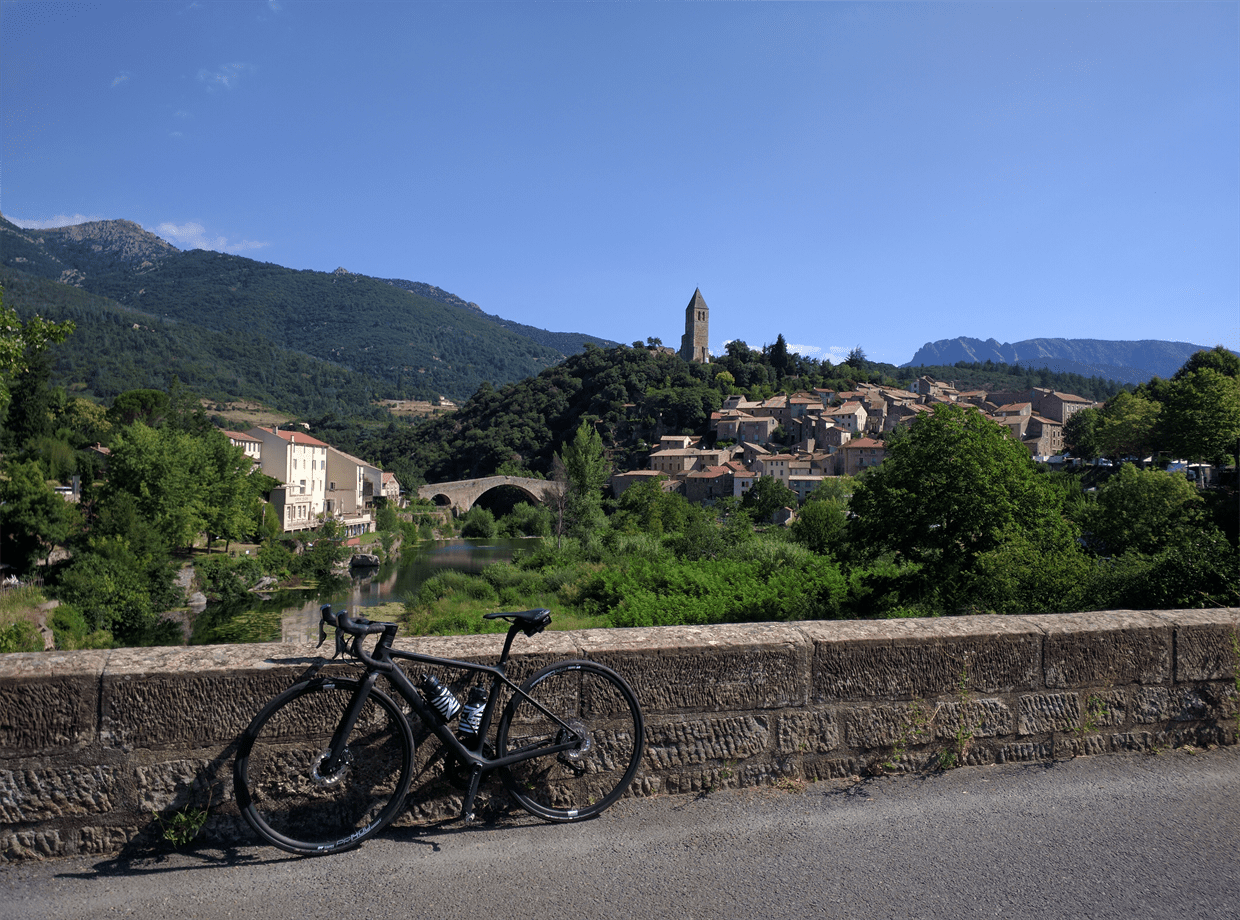 今回の旅のおともは、キャニオンから拝借した、今年発表になったUltimate WMN CF SLX 8.0 Di2。700Cより少し小径の650Bホイールを履いた3XSモデルで、小柄な私にはそれはもう目からウロコの乗り心地だった。小柄な人はこの新しい650Bモデルは要注目です。