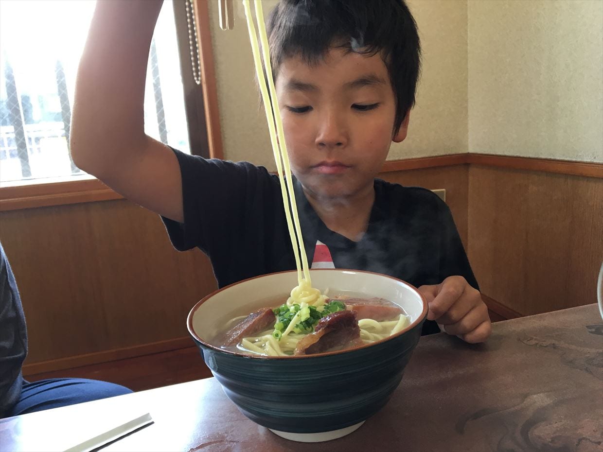 ソーキそばを食す息子2016(当時小3)