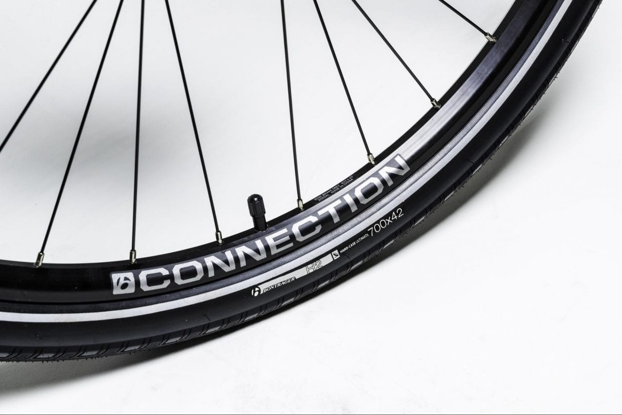 スポーツバイクとしては極太の42mmタイヤで安心感抜群!