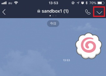 LINEのトーク画面右上のマークをタップし、メニューを表示する
