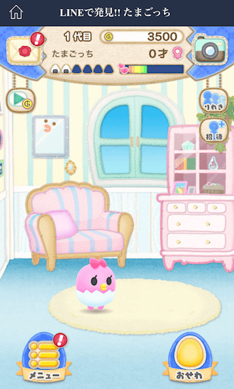 たまごっちが生まれて、お部屋の中で1人で遊んでいます