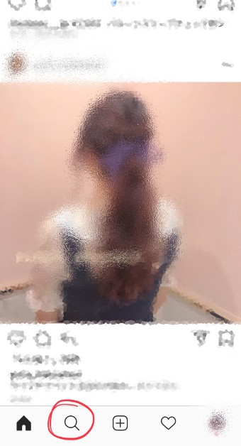 インスタの画面下部にある虫眼鏡のマーク