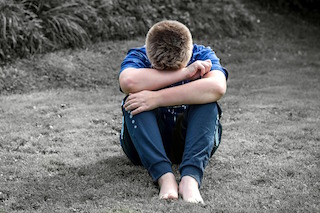 https://pixabay.com/photos/boy-child-sad-alone-sit-1666611/