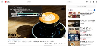 動画の左上に、英語や数字の羅列が表示