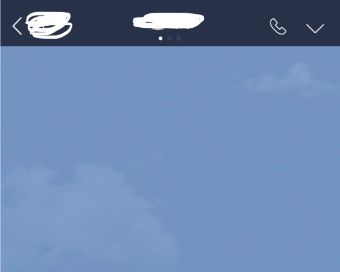 グループのトークルームの『v』をタップ