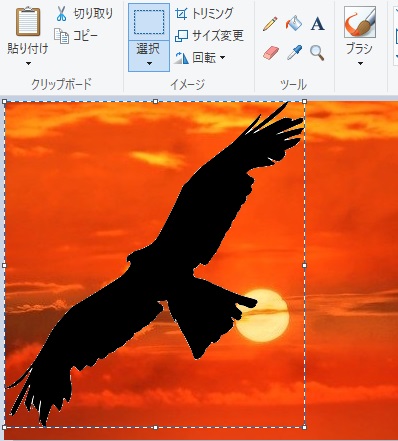ベースとなる画像の上に、鳥のシルエット画像が貼り付け