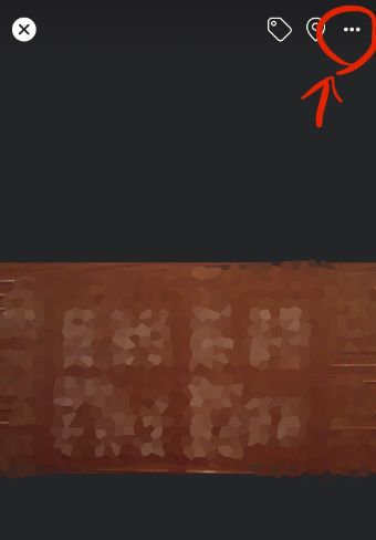 削除したい写真を開く→写真の右上にある『…』をタップ