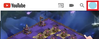 YouTubeのアプリを開き右上の自分のアイコンをタップ