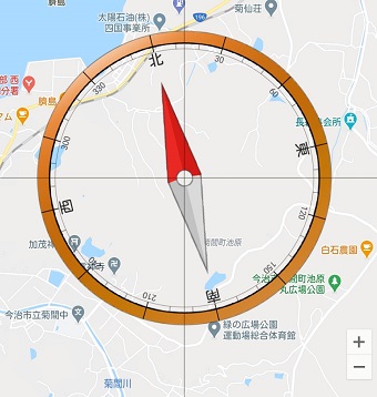 コンパスの後ろにGoogleマップが表示された画面