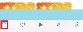 『写真』アプリを開き、左下にある共有ボタンをタップ
