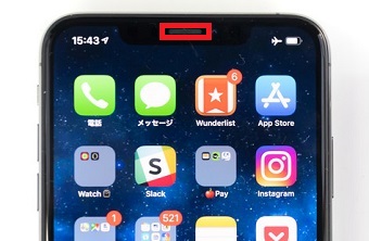 電話する時に耳にあてる部分のスピーカーの右側がマイク