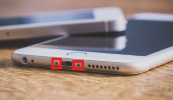 下部マイクは充電器の挿し口の横に左右1つずつある