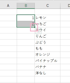2つのセルを範囲選択しフィルハンドルをドラッグ
