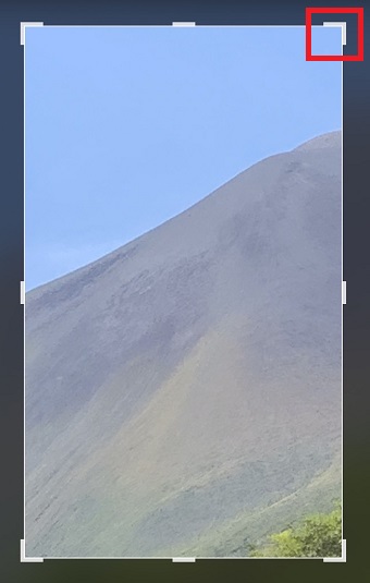 四隅を動かして写真の大きさを小さくする