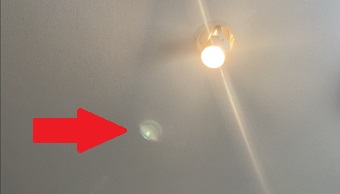 iPhoneで撮影した写真に青い光が写っている