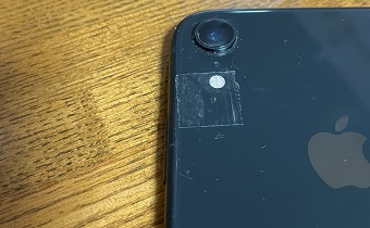 iPhoneのライトの部分にセロハンテープを貼る