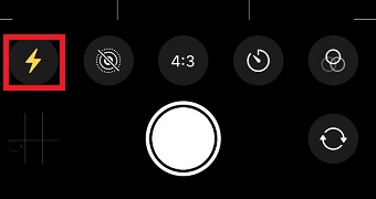 雷のマークが黄色になったらフラッシュが常に点灯している
