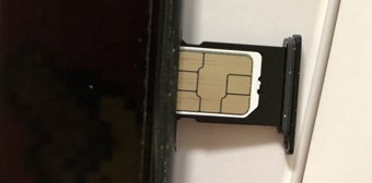 SIMカードを取り出して確認し、挿入し直す