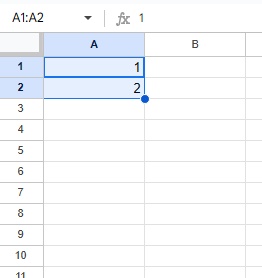 A1セルに「1」・A2セルに「2」を入力して、これらのセルを範囲選択した状態からオートフィルを行う