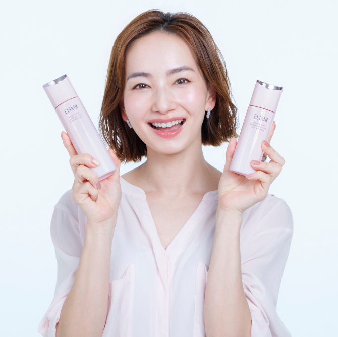 私はこっち！
欲しいのは、うるおって光満ちる大人の透明感。 
進化した、超・光ブースト化粧水＆乳液があればいい