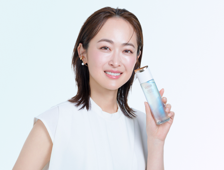 あなたはどっち派？ハリもうるおいも透明感も。エリクシールなら基本の化粧水・乳液で目指せる！今も、未来も、なりたい肌へ