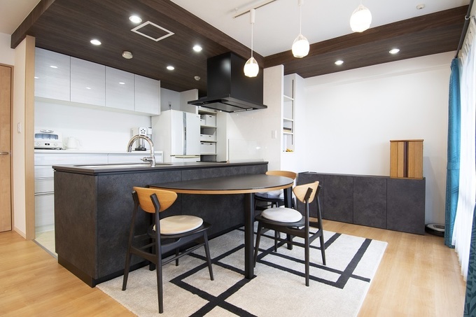 ペニンシュラの対面カウンターキッチンで広いLDK空間を実現