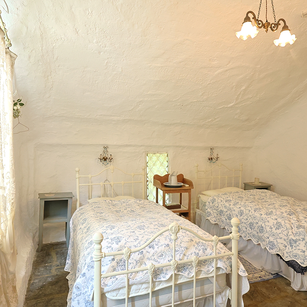 英国村-Great Britain Victorian Village-より 「英国村」アンティークルーム・ペア宿泊券（1泊朝食付き） をプレゼント！