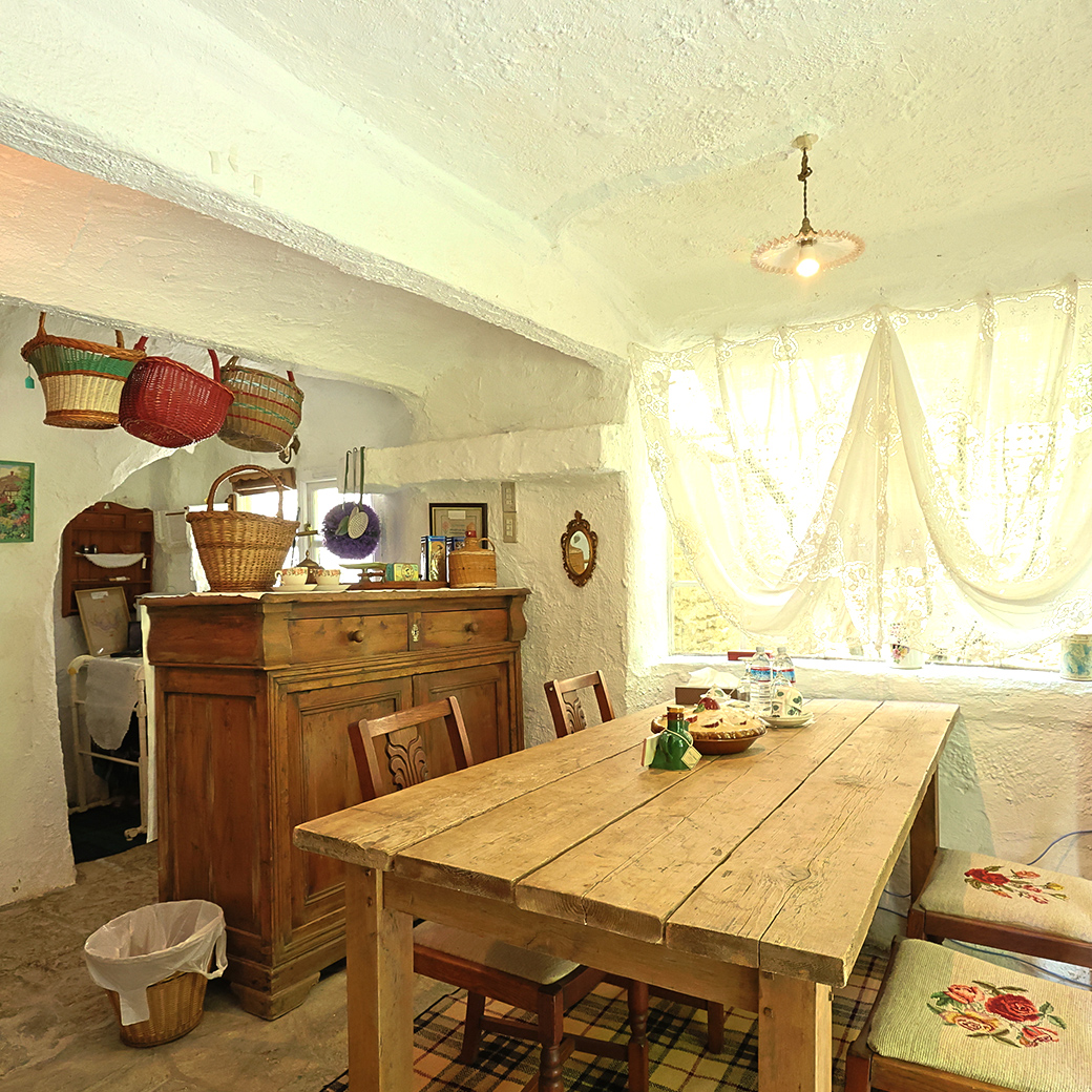英国村-Great Britain Victorian Village-より 「英国村」アンティークルーム・ペア宿泊券（1泊朝食付き） をプレゼント！