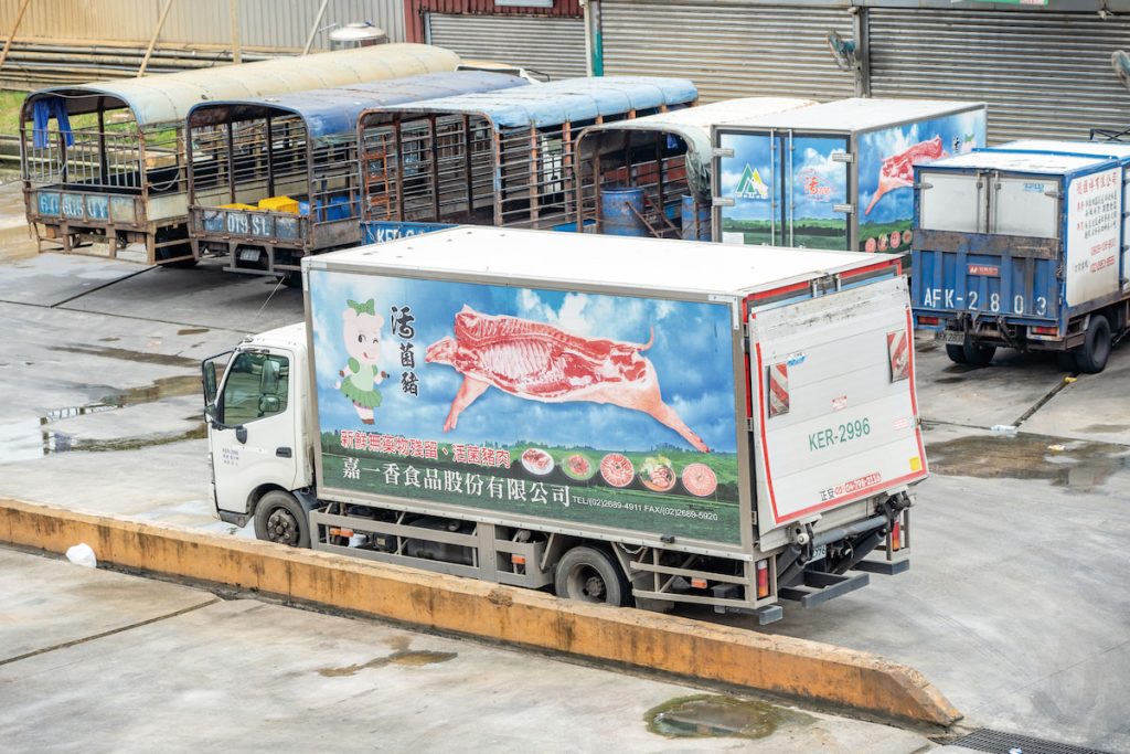 嘉一香使用專屬低溫冷藏冷凍車隊配送肉品，確保產品品質並防止
交叉感染。
