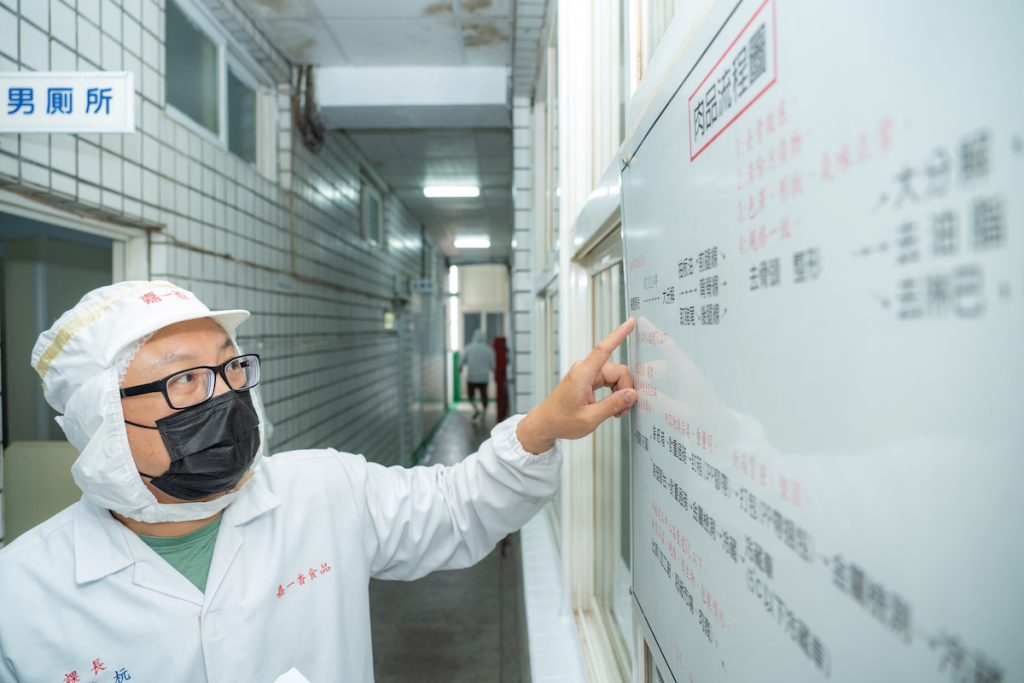 游靖杬說明，豬隻屠宰後屠體放置於預冷室12小時後，隔日開始進行分切，主要分作前腿線、背脊線與後腿線三段初步分解屠體。