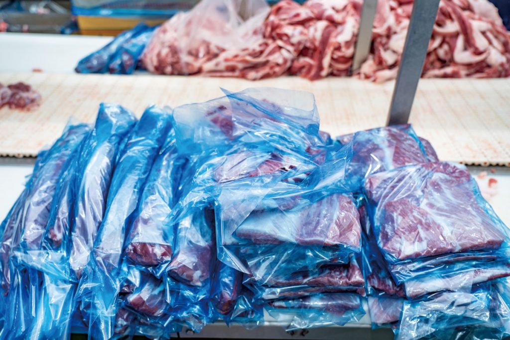 肉品分切後用PE膜緊密確實包裝。