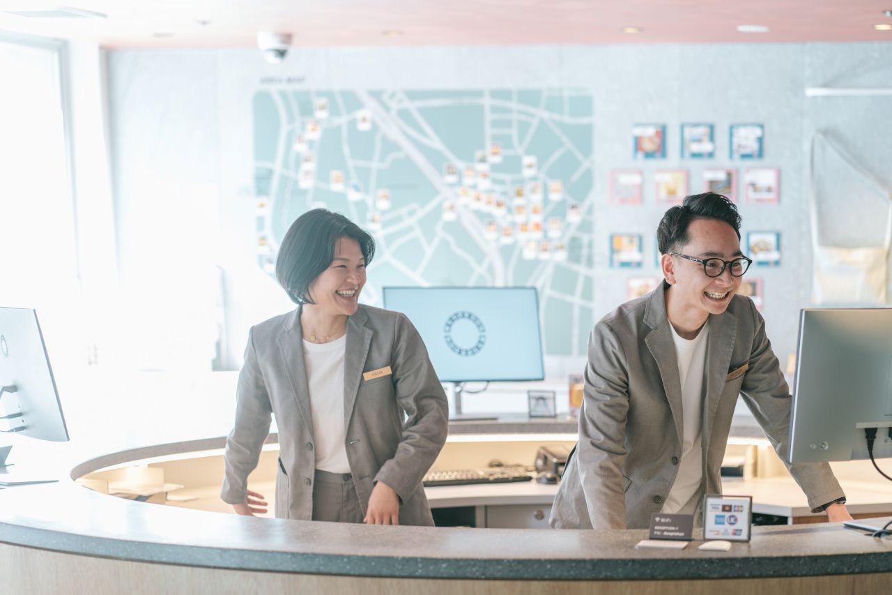 【フロント(ゲストリレーションズスタッフ)】 「まちと旅人の交差点」をコンセプトに掲げるライフスタイルホテル🏨まちの繁栄と旅人のかけがえのない思い出を創出する/語学力を活かす