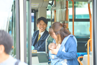 【技術職】バス・ハイヤーを運営するグループの統括会社です🌟路線・貸切バスのバス運転手(養成乗務員)の募集/住まい探しのサポート制度あり!