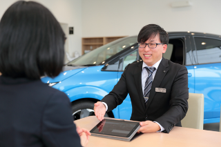 【営業職(カーライフアドバイザー)】 当社の最先端技術でお客さまのカーライフを最適に導くお仕事です🚙/資格制度・研修制度・各種手当が充実🌟