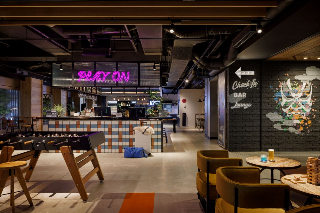 【マルチタスク(サービススタッフ)】ゲストもクルーも多国籍🌐語学力を活かせるホテルのオペレーション・マルチタスククルーの募集/ネイルや髪色も自由🌟