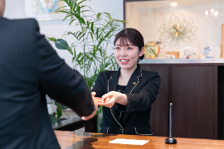 【宿泊フロントスタッフ】チェックイン・チェックアウトなどのフロント業務ほか🏩「小さな高品室」をテーマに小さな心遣いと個性あふれる居心地のよい空間を提供するホテルではたらく/語学力を活かす