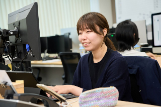 【総合職】HP制作、コンサルティング、サイト運用・Web広告提案などで世界中に感動と希望を与える企業です!💻年間休日120日あり!