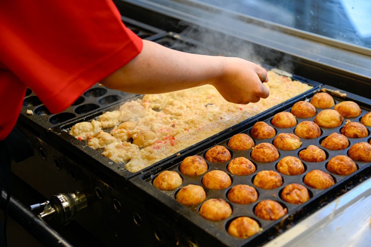 【店舗スタッフ】たこ焼きやお好み焼きを取り扱う飲食店などを経営しています🌟続々新店舗をオープン!ポストが多数あるので誰でもチャレンジできる環境が整っています!/外国籍の方の採用実績あり!
