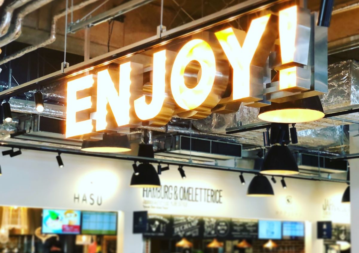 【サービス】お腹だけでなく、心も満たすサービスを。カフェ、レストラン、バーなど、色々なお店を通じて「食」のエンターテインメントをお届けしています!