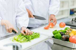 【調理スタッフ】高齢者施設のヘルスケア給食の調理などをお任せします🌟あなたの手でいつまでも記憶に残る食事を。/食事補助あり/住宅手当あり