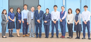 【一般総合職】バス・ハイヤーを運営するグループの統括会社です🌟営業や業務の企画を行う一般総合職の募集/住まい探しのサポート制度あり!