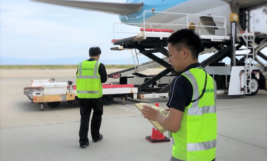 【航空貨物サービススタッフ】航空貨物便の取扱に関するデータ入力×電話対応やメール対応×現場作業確認