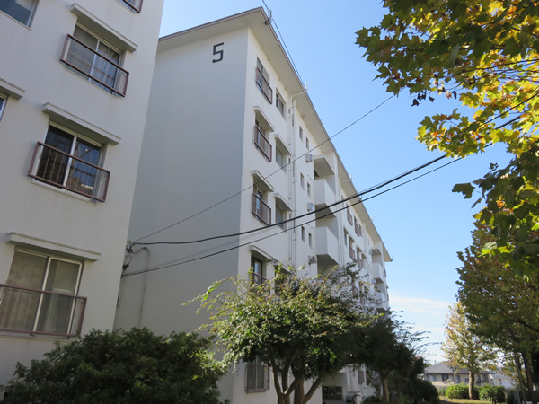 ガーデン山団地５号棟の外観