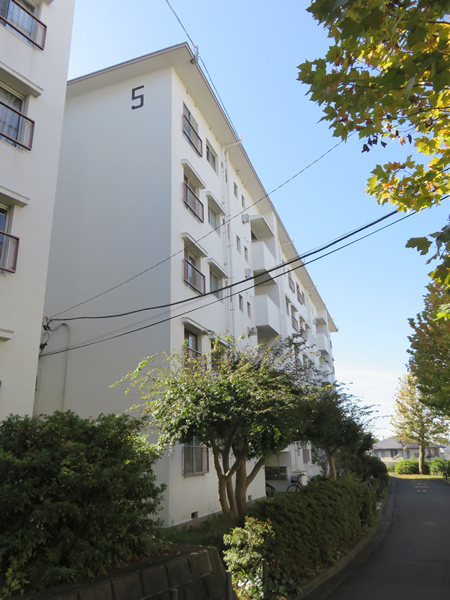 ガーデン山団地５号棟の外観