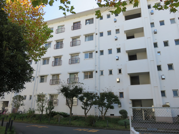 ガーデン山団地５号棟の外観