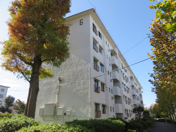 ガーデン山団地6号棟の外観