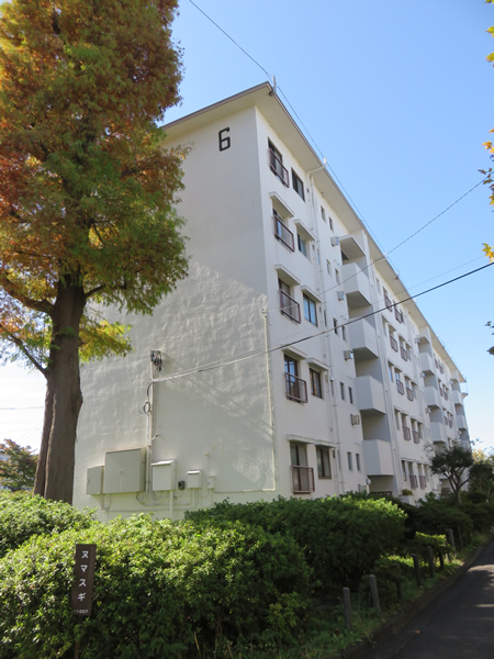 ガーデン山団地6号棟の外観