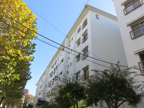 ガーデン山団地6号棟の外観