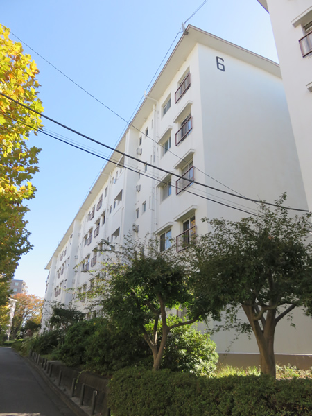 ガーデン山団地6号棟の外観